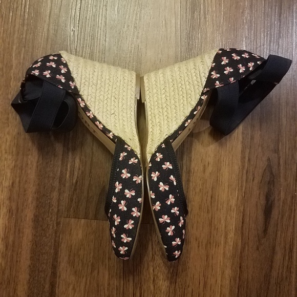 Report slide on navy elastic cross band wedge - Picture 2 of 8